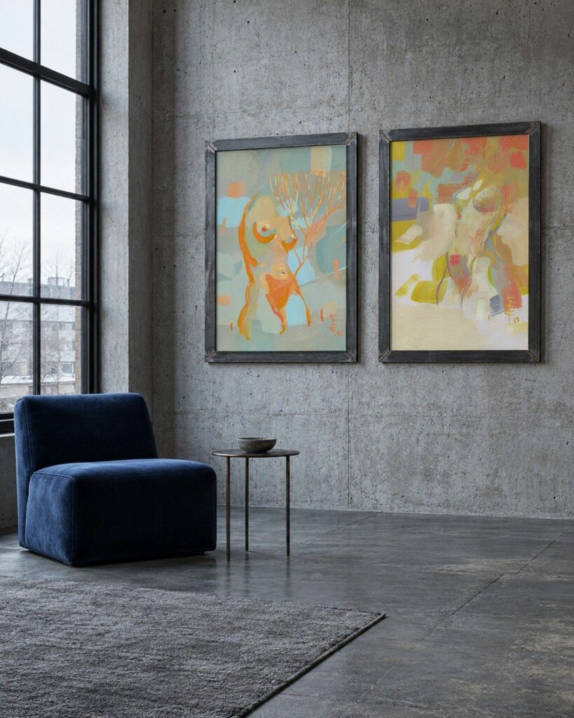 Dwie prace w stalowych ramach w betonowej galerii